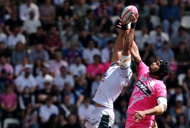 Pau's French flanker Loïc Credoz (L) grabs the ball in a line-out next to Stade Francais' French lock Pierre-Henri Azagoh during the French Top14 rugby union match between Stade Francais Paris and Section Paloise Bearn Pyrenees (Pau) at the Jean-Bouin Stadium in Paris on April 25, 2026. (Photo by FRANCK FIFE / AFP)