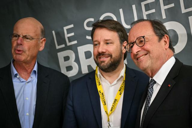 Socialistes et Apparentes' MP Francois Hollande (R), France's former Economy Minister Eric Lombard, President of the Bretagne region and President of the "Printemps du souffle Breton" mouvement Loïg Chesnais-Girard pose during a meeting of various figures of the left named "Printemps du souffle Breton" in Liffre, western France, on April 25, 2026. (Photo by Lou BENOIST / AFP)