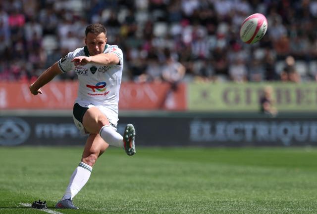 Pau's English fly-half Joe Simmonds hits a penalty kick during the French Top14 rugby union match between Stade Francais Paris and Section Paloise Bearn Pyrenees (Pau) at the Jean-Bouin Stadium in Paris on April 25, 2026. (Photo by FRANCK FIFE / AFP)