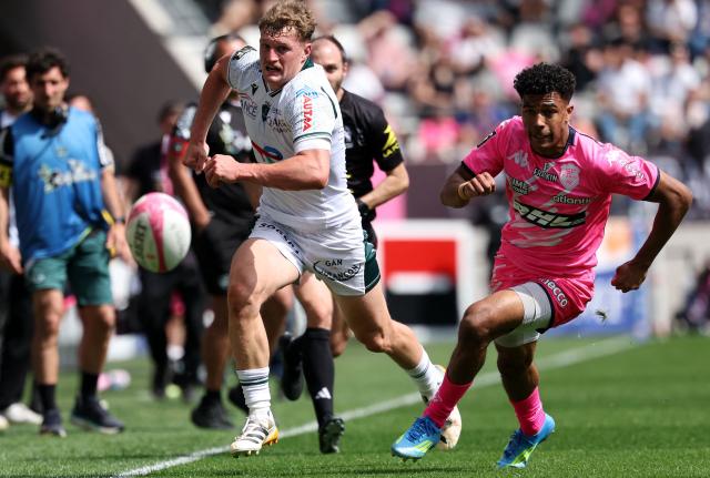 Pau's French centre Émilien Gailleton (L) eyes the ball during the French Top 14 rugby union match between Stade Francais and  Section Paloise (Pau) at the Jean Bouin stadium in Paris, on April 25, 2026. (Photo by FRANCK FIFE / AFP)