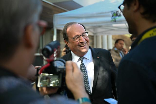 French former President and Socialistes et Apparentes' MP Francois Hollande (C) reacts during a meeting of various figures of the left named "Printemps du souffle breton" in Liffre, western France on April 25, 2026. (Photo by LOU BENOIST / AFP)