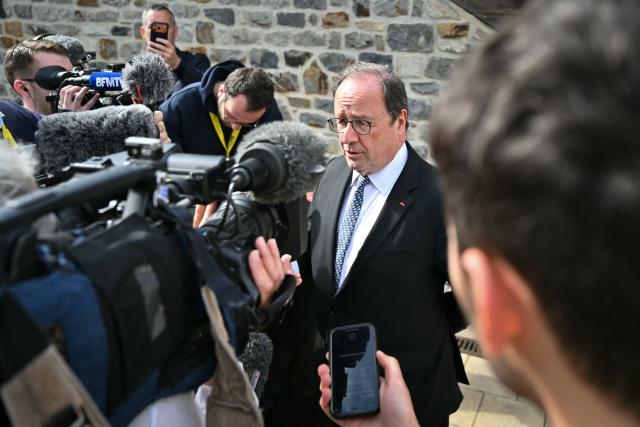 French former President and Socialistes et Apparentes' MP Francois Hollande (C) discusses as he attends a meeting of various figures of the left named "Printemps du souffle breton" in Liffre, western France on April 25, 2026. (Photo by LOU BENOIST / AFP)
