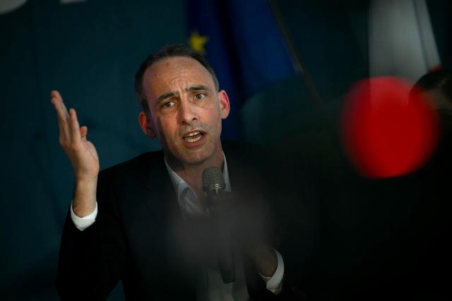 French politician Raphael Glucksmann gestures as he speaks during a meeting of various figures of the left named "Printemps du souffle breton" in Liffre, western France, on April 25, 2026. (Photo by LOU BENOIST / AFP)
