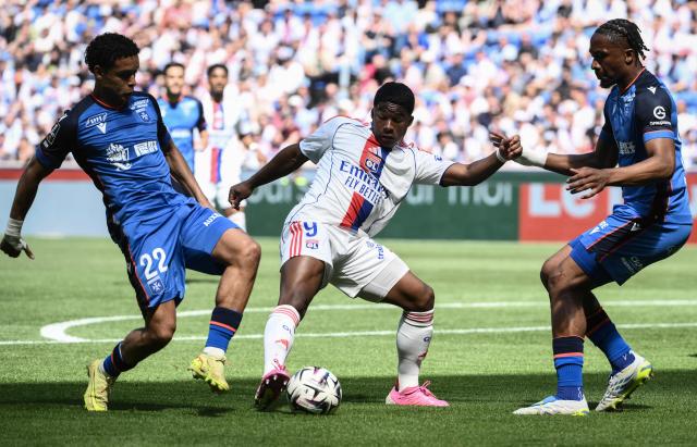 Lyon's Brazilian forward #09 Endrick (C) fights for the ball with Auxerre's Norwegian defender #22 Fredrik Oppegard (L) and Auxerre's Swiss defender #24 Bryan Okoh during the French L1 football match between Olympique Lyonnais (OL) and AJ Auxerre at the Groupama Stadium in Decines-Charpieu, central-eastern France, on April 25, 2026. (Photo by ARNAUD FINISTRE / AFP)