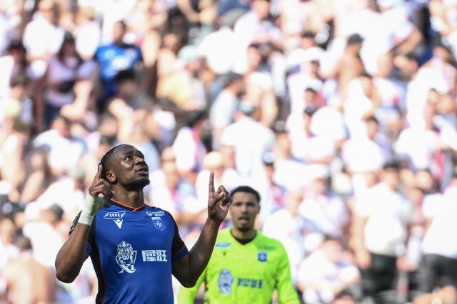 Auxerre's Swiss defender #24 Bryan Okoh (L) celebrates after scoring his team's second goal during the French L1 football match between Olympique Lyonnais (OL) and AJ Auxerre at the Groupama Stadium in Decines-Charpieu, central-eastern France, on April 25, 2026. (Photo by ARNAUD FINISTRE / AFP)