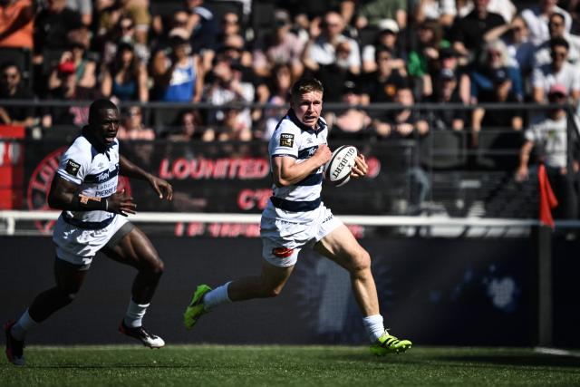 Castres’ New Zealander centre #13 Jack Goodhue (C) runs with the ball to score a try during the French Top14 rugby union match between Lyon Olympique Universitaire Rugby and Castres Olympique at the Gerland Stadium in Lyon, central-eastern France on April 25, 2026. (Photo by JEFF PACHOUD / AFP)