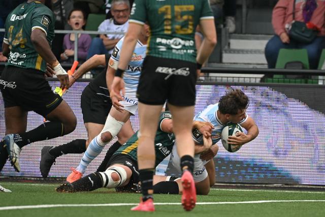 Racing 92' French scrum-half  Leo Carbonneau dives to score a try  during the French Top14 rugby union match between US Montauban and Racing 92 at Stade Sapiac in Montauban, south-western France on April 25, 2026. (Photo by Matthieu RONDEL / AFP)