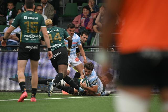 Racing 92' French scrum-half  Leo Carbonneau dives to score a try  during the French Top14 rugby union match between US Montauban and Racing 92 at Stade Sapiac in Montauban, south-western France on April 25, 2026. (Photo by Matthieu RONDEL / AFP)