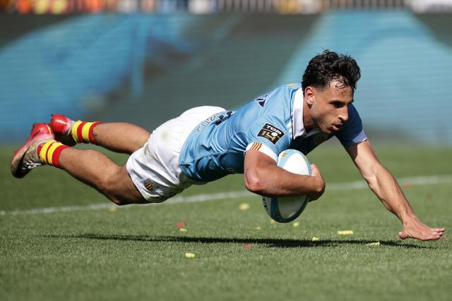 Perpignan's French wing Théo Forner dives to score a try during the French Top14 rugby union match between USA Perpignan and Stade Rochelais (La Rochelle) at the Aime-Giral stadium in Perpignan, south-western France on April 25, 2026. (Photo by Valentine CHAPUIS / AFP)