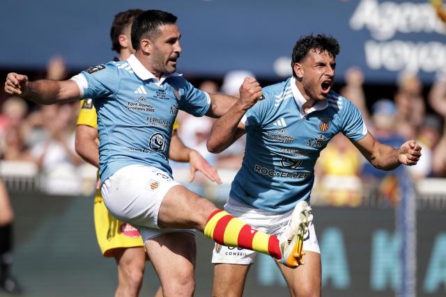 Perpignan's French wing Théo Forner (R) celebrates after scoring a try during the French Top14 rugby union match between USA Perpignan and Stade Rochelais (La Rochelle) at the Aime-Giral stadium in Perpignan, south-western France on April 25, 2026. (Photo by Valentine CHAPUIS / AFP)