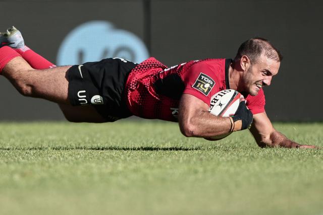 Toulon's French full-back Melvyn Jaminet dives across the line to score Toulon's seventh try during the French Top 14 rugby union match between Rugby Club Toulonnais (Toulon) and Aviron Bayonnais (Bayonne) at Stade Mayol in Toulon, south-eastern France on April 25, 2026. (Photo by Thibaud MORITZ / AFP)