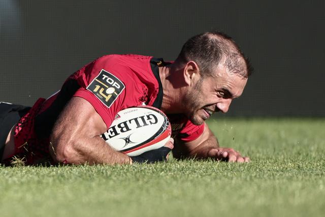 Toulon's French full-back Melvyn Jaminet dives across the line to score Toulon's seventh try during the French Top 14 rugby union match between Rugby Club Toulonnais (Toulon) and Aviron Bayonnais (Bayonne) at Stade Mayol in Toulon, south-eastern France on April 25, 2026. (Photo by Thibaud MORITZ / AFP)
