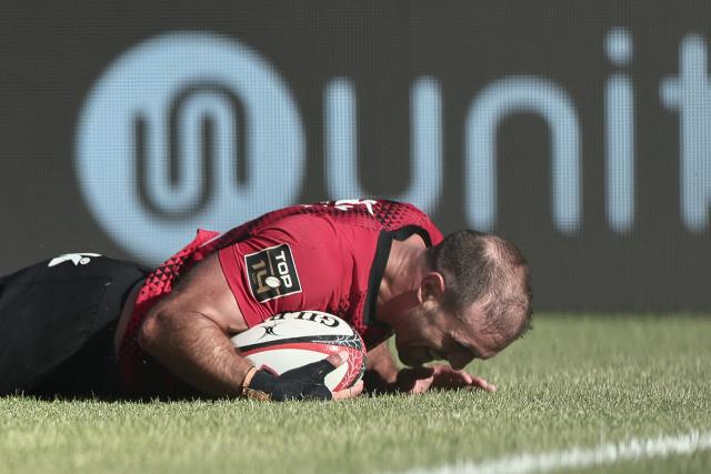 Toulon's French full-back Melvyn Jaminet scores Toulon's seventh try during the French Top 14 rugby union match between Rugby Club Toulonnais (Toulon) and Aviron Bayonnais (Bayonne) at Stade Mayol in Toulon, south-eastern France on April 25, 2026. (Photo by Thibaud MORITZ / AFP)