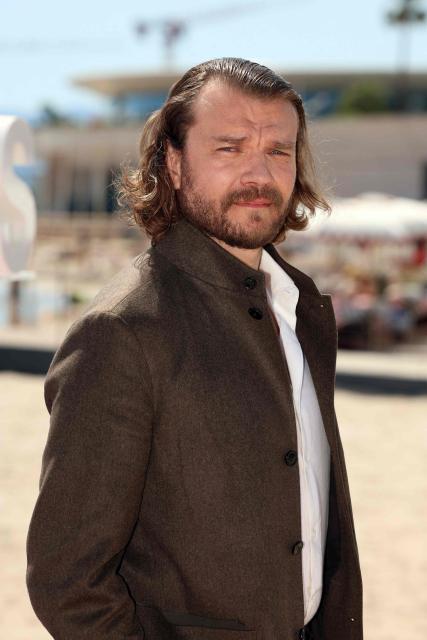 Danish actors Pilou Asbaek poses during the "Snake killer" photocall as part of the 9th edition of the Cannes international Series Festival (Canneseries) in Cannes, southern France, on April 25, 2026. (Photo by Valery HACHE / AFP)