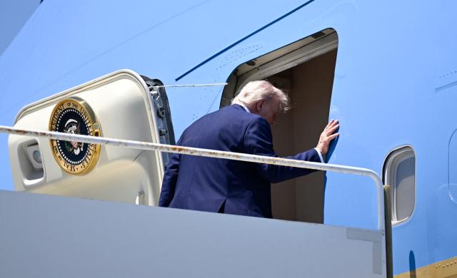 US President Donald Trump boards Air Force One at Palm Beach International Airport in West Palm Beach, Florida, on April 25, 2026. President Trump is on his way back to Washington where he will be attending the White House Correspondents' dinner for the first time while in office. (Photo by Kent NISHIMURA / AFP)