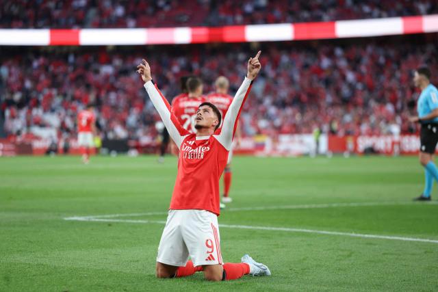 SL Benfica's Croatian forward #09 Franjo Ivanovic celebrates scoring a goal during the Portuguese League football match between SL Benfica and Moreirense FC at Luz Stadium in Lisbon on April 25 , 2026. (Photo by PATRICIA DE MELO MOREIRA / AFP)