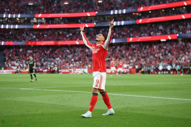 SL Benfica's Croatian forward #09 Franjo Ivanovic celebrates scoring a goal during the Portuguese League football match between SL Benfica and Moreirense FC at Luz Stadium in Lisbon on April 25 , 2026. (Photo by PATRICIA DE MELO MOREIRA / AFP)