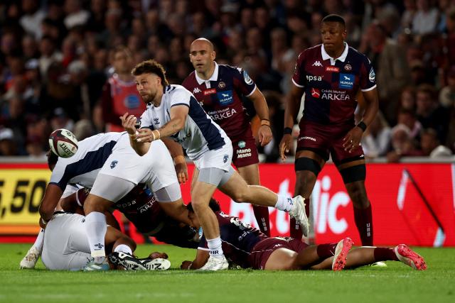 Montpellier' Scottish scrum-half Alistaire Price (C) passes the ball during the French Top 14 rugby union match between Union Bordeaux-Begles (UBB) and Montpellier Herault Rugby at the Chaban-Delmas Stadium in Bordeaux, south-western France on April 25, 2026. (Photo by ROMAIN PERROCHEAU / AFP)