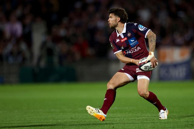 Bordeaux-Begles' French fly-half Matthieu Jalibert passes the ball during the French Top 14 rugby union match between Union Bordeaux-Begles (UBB) and Montpellier Herault Rugby at the Chaban-Delmas Stadium in Bordeaux, south-western France on April 25, 2026. (Photo by ROMAIN PERROCHEAU / AFP)