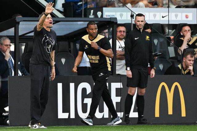Paris Saint-Germain's Spanish headcoach Luis Enrique (L) gestures  during the French L1 football match between SCO Angers and Paris Saint-Germain (PSG) at the Stade Raymond-Kopa in Angers, western France, on April 25, 2026. (Photo by Sebastien Salom-Gomis / AFP)
