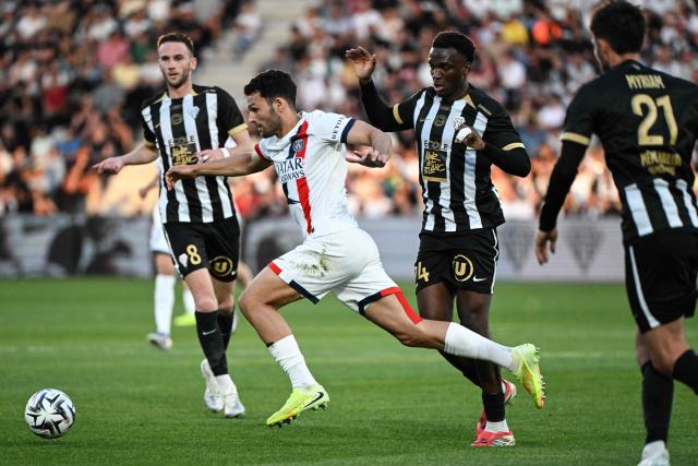 Paris Saint-Germain's Portuguese forward #09 Goncalo Ramos (L) fights for the ball with Angers' French defender #24 Emmanuel Biumla (R)  during the French L1 football match between SCO Angers and Paris Saint-Germain (PSG) at the Stade Raymond-Kopa in Angers, western France, on April 25, 2026. (Photo by Sebastien Salom-Gomis / AFP)