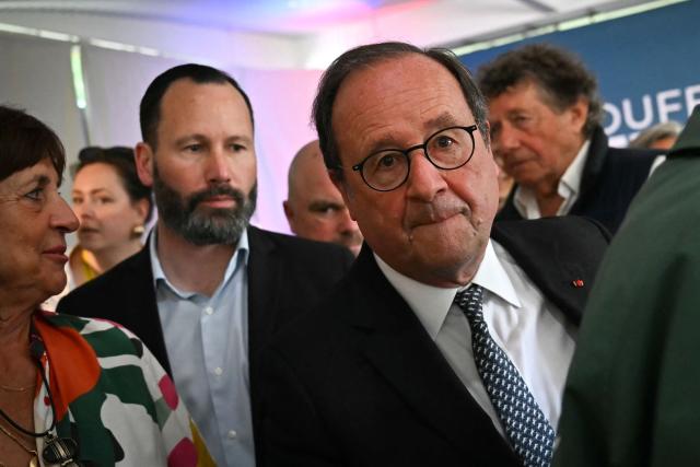 French former President and Socialistes et Apparentes' MP Francois Hollande (R) looks on as he attends a meeting of various figures of the left named "Printemps du souffle breton" in Liffre, western France on April 25, 2026. (Photo by Lou BENOIST / AFP)