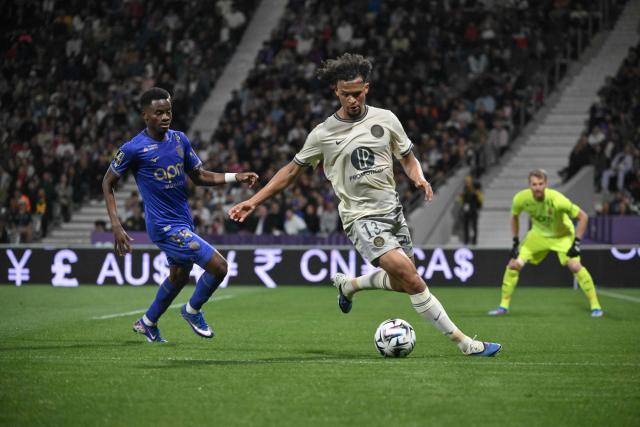 Toulouse's Canadian forward #13 Jacen Russel-Rowe (C) controls the ball in front of Monaco's Ivorian forward #24 Simon Adingra (L) during the French L1 football match between AS Monaco and Olympique de Marseille at the Stade Louis II in the Principality of Monaco on April 5, 2026. (Photo by Ed JONES / AFP)