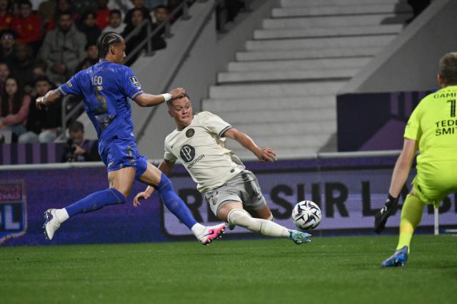 Toulouse's Argentine forward #11 Santiago Hidalgo (C) and Monaco's German defender #05 Thilo Kehrer (L) stretch for the ball during the French L1 football match between Toulouse FC and AS Monaco at the TFC Stadium in Toulouse, southwestern France, on April 25, 2026. (Photo by Ed JONES / AFP)