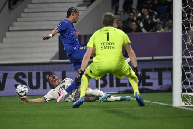 Toulouse's Argentine forward #11 Santiago Hidalgo (L) and Monaco's German defender #05 Thilo Kehrer (C) fight for the ball during the French L1 football match between Toulouse FC and AS Monaco at the TFC Stadium in Toulouse, southwestern France, on April 25, 2026. (Photo by Ed JONES / AFP)