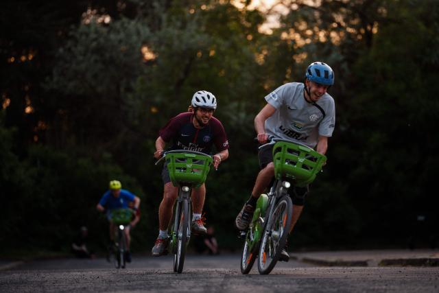 Participants tak? part in a race on Velib bicycles as part of the Velo in Paris festival at the Parc Floral de Vincennes, in Vincennes, eastern Paris, on April 25, 2025. (Photo by Dimitar DILKOFF / AFP)