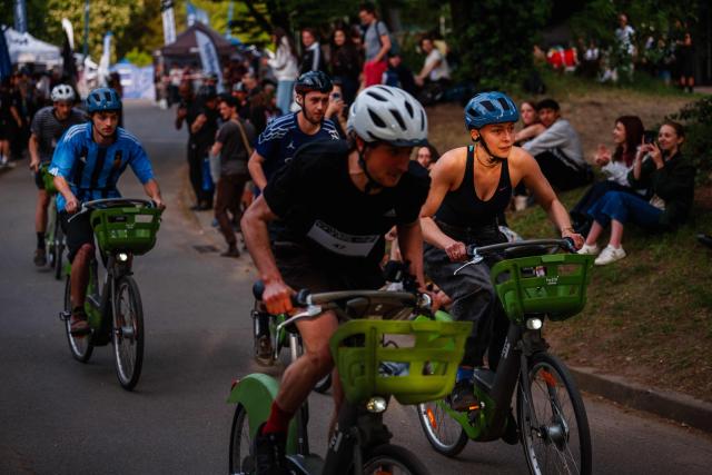 Participants tak? part in a race on Velib bicycles (Paris' bike-sharing service) as part of the Velo in Paris festival at the Parc Floral de Vincennes, in Vincennes, eastern Paris, on April 25, 2025. (Photo by Dimitar DILKOFF / AFP)