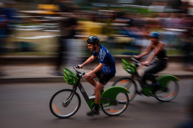 Participants tak? part in a race on Velib bicycles (Paris' bike-sharing service) as part of the Velo in Paris festival at the Parc Floral de Vincennes, in Vincennes, eastern Paris, on April 25, 2025. (Photo by Dimitar DILKOFF / AFP)