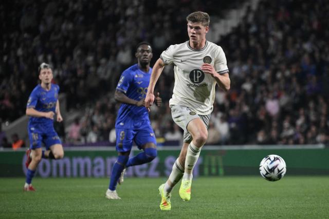 Toulouse's English defender #04 Charlie Cresswell (R) runs with the ball during the French L1 football match between Toulouse FC and AS Monaco at the TFC Stadium in Toulouse, southwestern France, on April 25, 2026. (Photo by Ed JONES / AFP)