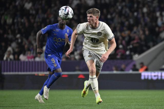 Toulouse's English defender #04 Charlie Cresswell (R) controls the ball during the French L1 football match between Toulouse FC and AS Monaco at the TFC Stadium in Toulouse, southwestern France, on April 25, 2026. (Photo by Ed JONES / AFP)
