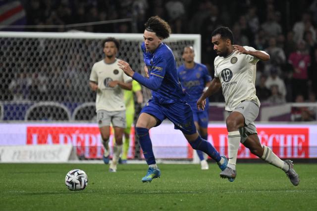 Toulouse's Venezuelan midfielder #23 Cristian Casseres Jr. (R) and Monaco's French midfielder #11 Maghnes Akliouche (C) fight for the ball during the French L1 football match between Toulouse FC and AS Monaco at the TFC Stadium in Toulouse, southwestern France, on April 25, 2026. (Photo by Ed JONES / AFP)