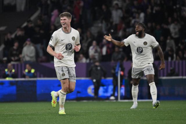 Toulouse's English defender #04 Charlie Cresswell (L) reacts after his team scored a goal during the French L1 football match between Toulouse FC and AS Monaco at the TFC Stadium in Toulouse, southwestern France, on April 25, 2026. (Photo by Ed JONES / AFP)