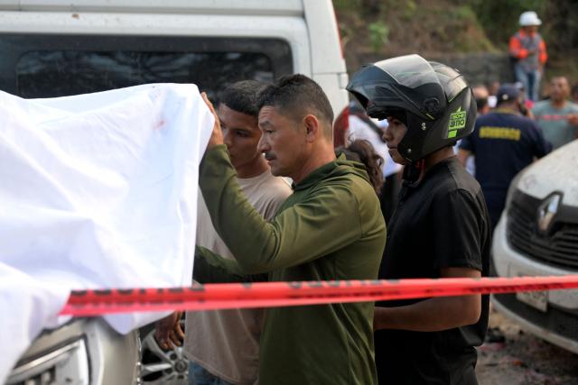 Relatives identify one of the victims after a bomb attack at El Tunel, on the Popayan-Cali road, in Cajibio, Cauca department, Colombia, on April 25, 2026. A bomb attack on April 25 left seven people dead and 20 injured in an area of Colombia with a strong guerrilla presence, amid a spate of attacks just over a month before the presidential elections, the governor of the Cauca region said. (Photo by Joaquin SARMIENTO / AFP)
