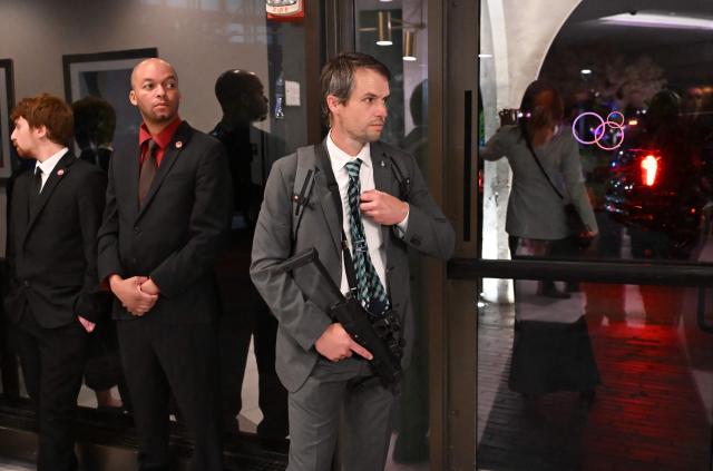 A Secret Service agent holds a weapon as he stands in the lobby of the Washington Hilton after shots were heard during the White House Correspondents' Dinner in Washington, DC, on April 25, 2026. Shots were fired as US President Donald Trump attended a press dinner in Washington on April 25 night, witnesses and AFP reporters confirmed. Loud bangs were heard and guests at the black-tie White House Correspondents' Dinner scrambled to hide under tables. Tactical teams with guns drawn took position on the stage where Trump had been sitting before he was evacuated. (Photo by Alex WROBLEWSKI / AFP)