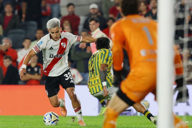 River Plate's forward #38 Ian Subiabre controls the ball past Aldosivi's defender #04 Rodrigo Gonzalez during the Argentine Professional Football League 2026 Apertura Tournament match between River Plate and Aldosivi at Monumental Stadium in Buenos Aires on April 25, 2026. (Photo by ALEJANDRO PAGNI / AFP)