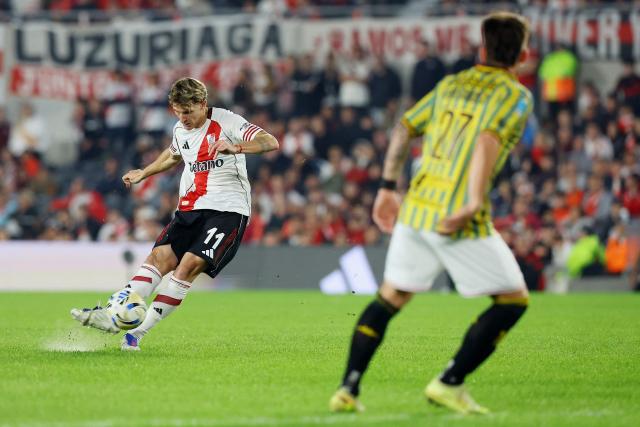 River Plate's forward #11 Facundo Colidio shoots past Aldosivi's forward #27 Tomas Fernandez during the Argentine Professional Football League 2026 Apertura Tournament match between River Plate and Aldosivi at Monumental Stadium in Buenos Aires on April 25, 2026. (Photo by ALEJANDRO PAGNI / AFP)