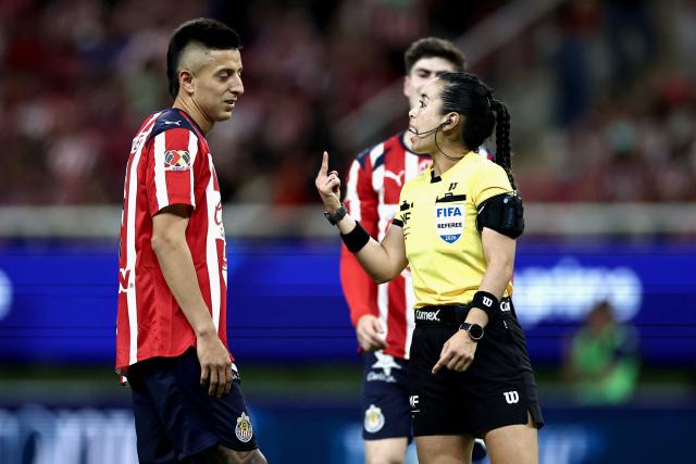 Referee Katia Itzel Garcia gestures as she talks with Guadalajara's forward #25 Roberto Alvarado during the Liga MX Clausura football match between Guadalajara and Tijuana at Akron Stadium in Guadalajara, Jalisco state, Mexico, on April 25, 2026. (Photo by Ulises Ruiz / AFP)