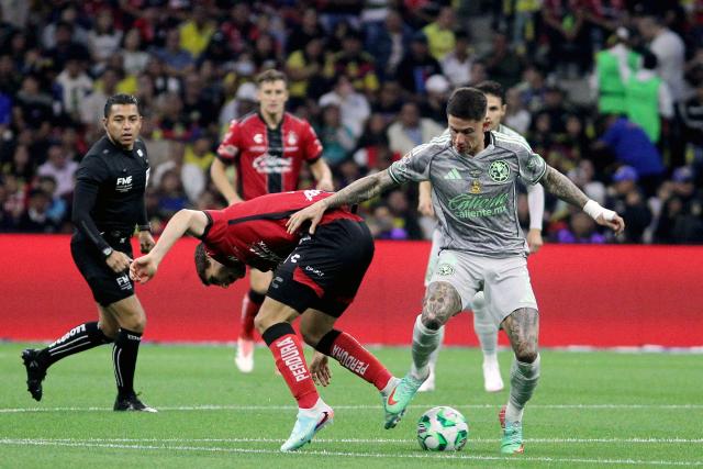 Atlas' defender #15 Paulo Ramirez and America's Uruguayan midfielder #07 Brian Rodriguez fight for the ball during the Liga MX Clausura football match between America and Atlas at Banorte Stadium in Mexico City on April 25, 2026. (Photo by Victor Cruz / AFP)
