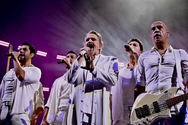 Spanish singer Miguel Bose (C) performs on stage as part of his "Importante Tour 2026" at Parque Viva in Alajuela, Costa Rica, on April 25, 2026. (Photo by Ezequiel BECERRA / AFP)