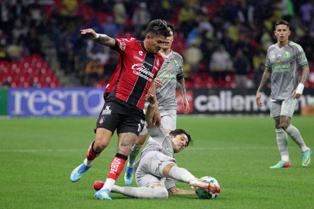 Atlas' Paraguayan forward #11 Diego Gonzalez and America's US forward #10 Alejandro Zendejas fight for the ball during the Liga MX Clausura football match between America and Atlas at Banorte Stadium in Mexico City on April 25, 2026. (Photo by Victor Cruz / AFP)