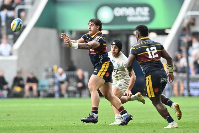 Highlanders' Josh Bartlett (L) passes the ball during the Super Rugby Pacific match between the Highlanders and Moana Pasifika at One New Zealand Stadium in Christchurch on April 26, 2026. (Photo by Sanka VIDANAGAMA / AFP)