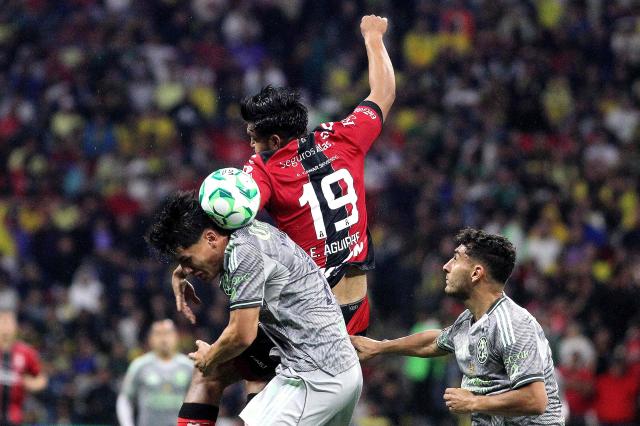 America's defender #32 Miguel Vazquez and Atlas' forward #19 Eduardo Aguirre fight for the ball during the Liga MX Clausura football match between America and Atlas at Banorte Stadium in Mexico City on April 25, 2026. (Photo by Victor Cruz / AFP)