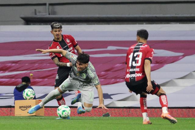 Atlas' Paraguayan forward #11 Diego Gonzalez and America's defender #32 Miguel Vazquez fight for the ball during the Liga MX Clausura football match between America and Atlas at Banorte Stadium in Mexico City on April 25, 2026. (Photo by Victor Cruz / AFP)