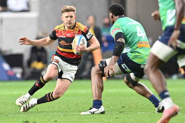 Chiefs' Damian McKenzie (L) runs with the ball during the Super Rugby Pacific match between the Chiefs and Fijian Drua at One New Zealand Stadium in Christchurch on April 26, 2026. (Photo by Sanka VIDANAGAMA / AFP)