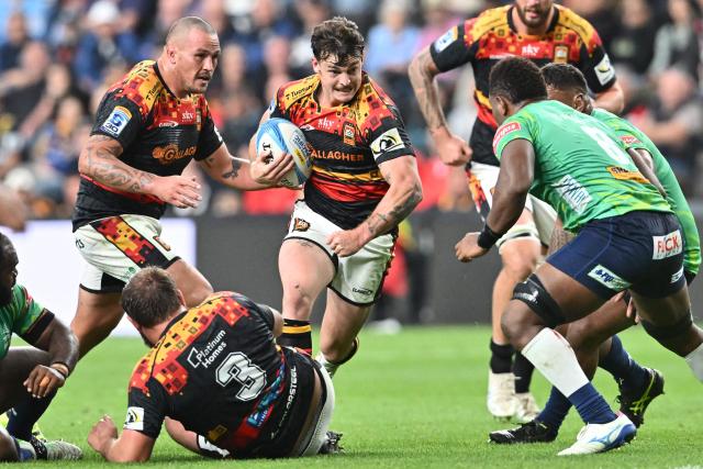 Chiefs' Leroy Carter (C) runs with the ball during the Super Rugby Pacific match between the Chiefs and Fijian Drua at One New Zealand Stadium in Christchurch on April 26, 2026. (Photo by Sanka VIDANAGAMA / AFP)