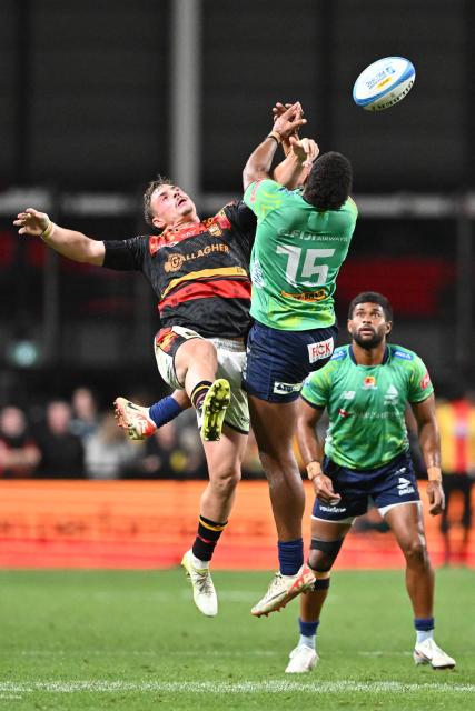 Fijian Drua's Ilaisa Droasese (C) and Chiefs' Isaac Hutchinson (L) try to catch the ball during the Super Rugby Pacific match between the Chiefs and Fijian Drua at One New Zealand Stadium in Christchurch on April 26, 2026. (Photo by Sanka VIDANAGAMA / AFP)